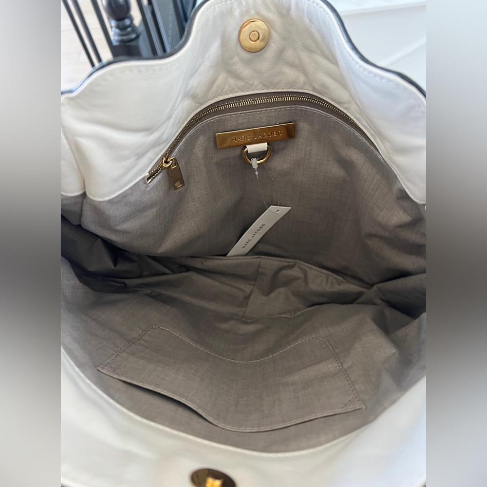 Marc Jacobs Cream Leather Shoulder Bag with Gold Hardware - Picture 6 of 9
